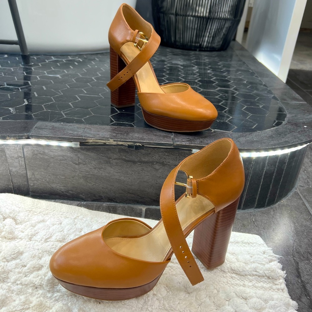 Michael Kors tan size 9 really good condition no box